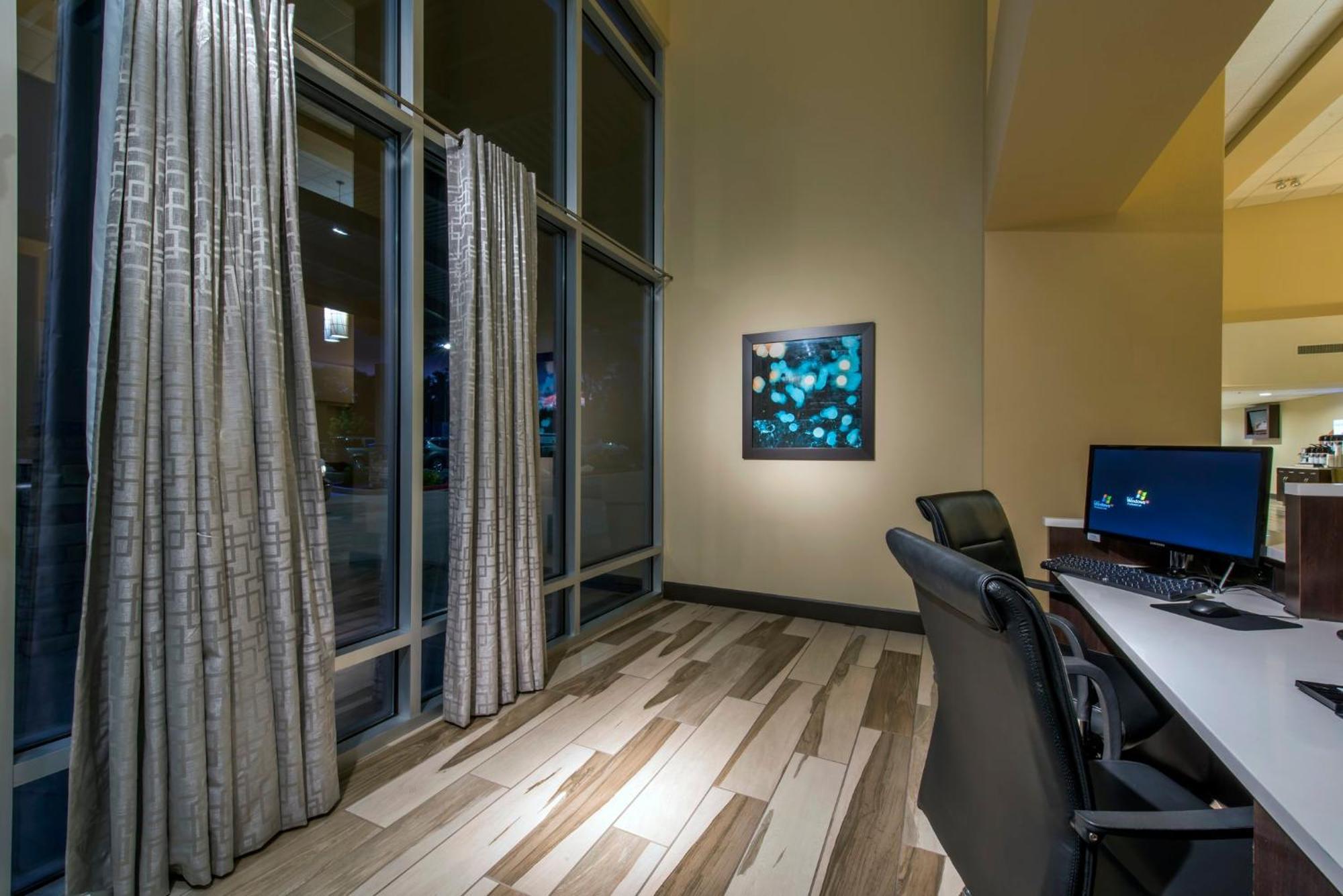 Holiday Inn Express & Suites Colorado Springs Central By Ihg Екстер'єр фото